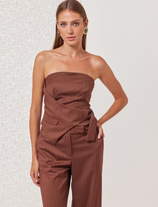 Ριγέ καφέ strapless μπλούζα Adaline με ιδιαίτερο σχεδιαστικό δέσιμο στο πλάι και κλείσιμο με φερμουάρ στην πλάτη Enzzo 