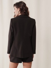Μαύρο μακρυμάνικο σακάκι Paloma σε ίσια γραμμή, κλείσιμο με διπλό χρυσό κουμπί, μπροστινές καπακωτές τσέπες και μικρό πλακωτό σκίσιμο στο τελείωμα πίσω Enzzo 