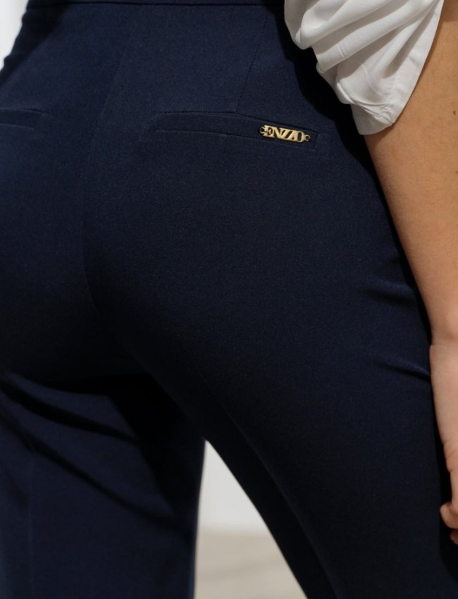 Blue navy ελαστικό παντελόνι Alea σε ίσια γραμμή, πλαϊνές τσέπες, μικρό πλαϊνό άνοιγμα στον ποδόγυρο και κλείσιμο με κρυφό φερμουάρ και κουμπί μπροστά Enzzo