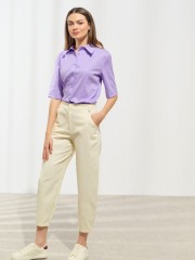 Βανίλια ψηλόμεσο Brianna παντελόνι, σε slouchy fit γραμμή, με τετράγωνες τσέπες πίσω, πλάγιες μπροστινές τσέπες και κλείσιμο με κουμπί και κρυφό φερμουάρ μπροστά Enzzo  