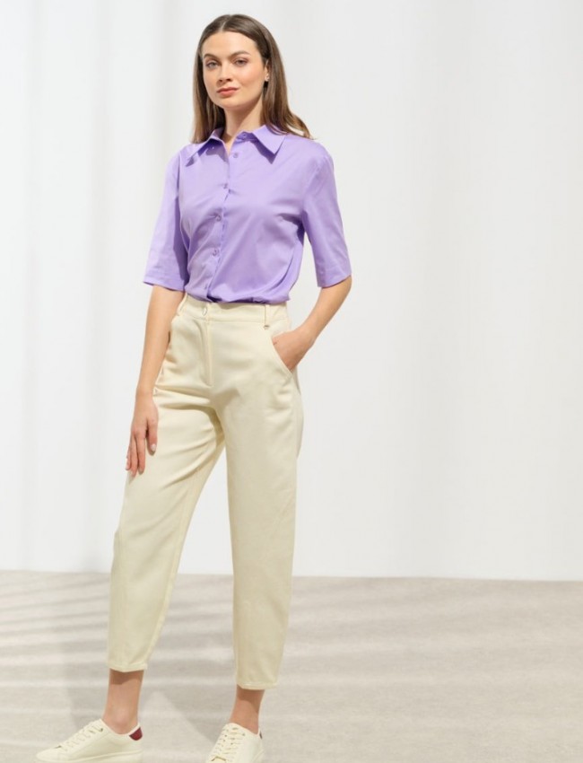 Βανίλια ψηλόμεσο Brianna παντελόνι, σε slouchy fit γραμμή, με τετράγωνες τσέπες πίσω, πλάγιες μπροστινές τσέπες και κλείσιμο με κουμπί και κρυφό φερμουάρ μπροστά Enzzo  