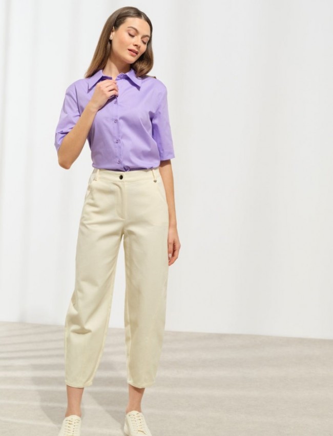 Βανίλια ψηλόμεσο Brianna παντελόνι, σε slouchy fit γραμμή, με τετράγωνες τσέπες πίσω, πλάγιες μπροστινές τσέπες και κλείσιμο με κουμπί και κρυφό φερμουάρ μπροστά Enzzo  