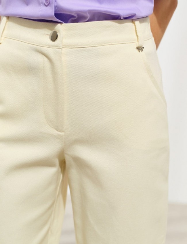 Βανίλια ψηλόμεσο Brianna παντελόνι, σε slouchy fit γραμμή, με τετράγωνες τσέπες πίσω, πλάγιες μπροστινές τσέπες και κλείσιμο με κουμπί και κρυφό φερμουάρ μπροστά Enzzo  