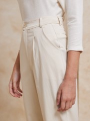 Βανίλια ψηλόμεσο slouchy-fit παντελόνι με πιέτες, πλαϊνές τσέπες και κλείσιμο με φερμουάρ Enzzo