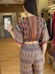 Floral εκάι crop μπλούζα, με κοντό μανίκι, V-λαιμόκοψη και λάστιχο στο τελείωμα ENZZO