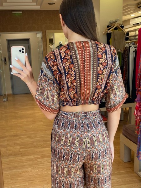 Floral εκάι crop μπλούζα, με κοντό μανίκι, V-λαιμόκοψη και λάστιχο στο τελείωμα ENZZO
