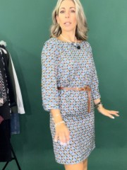 Εμπριμέ σιελ μακρυμάνικο κοντό φόρεμα Iris σε ίσια γραμμή, με γεωμετρικό τύπωμα, ματ σατέν υφή, χαμόγελο λαιμόκοψη και αποσπώμενη ζώνη Enzzo