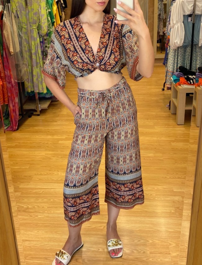 Floral εκάι crop μπλούζα, με κοντό μανίκι, V-λαιμόκοψη και λάστιχο στο τελείωμα ENZZO
