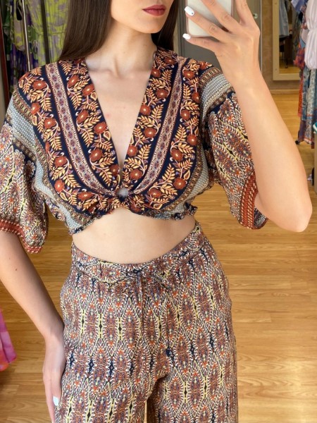 Floral εκάι crop μπλούζα, με κοντό μανίκι, V-λαιμόκοψη και λάστιχο στο τελείωμα ENZZO