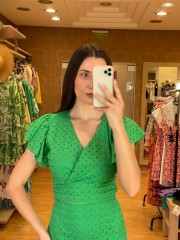 Πράσινη κοντομάνικη κρουαζέ broderie μπλούζα, με βολάν μανίκια και δέσιμο στο πλάι ENZZO