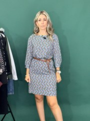 Εμπριμέ σιελ μακρυμάνικο κοντό φόρεμα Iris σε ίσια γραμμή, με γεωμετρικό τύπωμα, ματ σατέν υφή, χαμόγελο λαιμόκοψη και αποσπώμενη ζώνη Enzzo