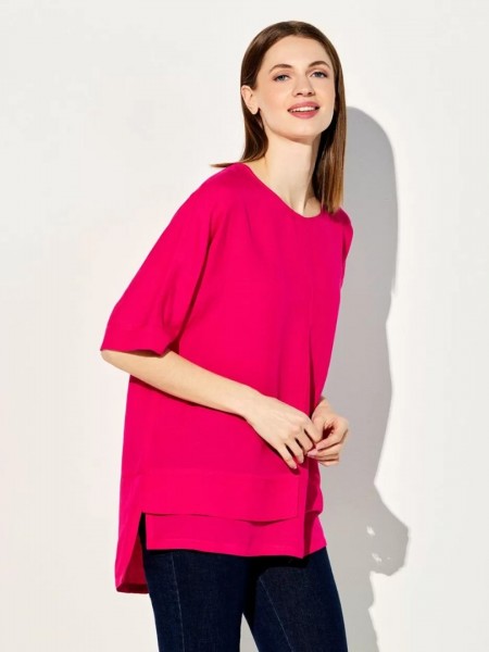 Φούξια oversized μπλούζα με ανοιχτή στρογγυλεμένη λαιμόκοψη, ρεγκλάν μανικοκόλληση και ασύμμετρο τελείωμα με ανοίγματα Forel
