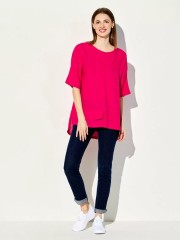 Φούξια oversized μπλούζα με ανοιχτή στρογγυλεμένη λαιμόκοψη, ρεγκλάν μανικοκόλληση και ασύμμετρο τελείωμα με ανοίγματα Forel