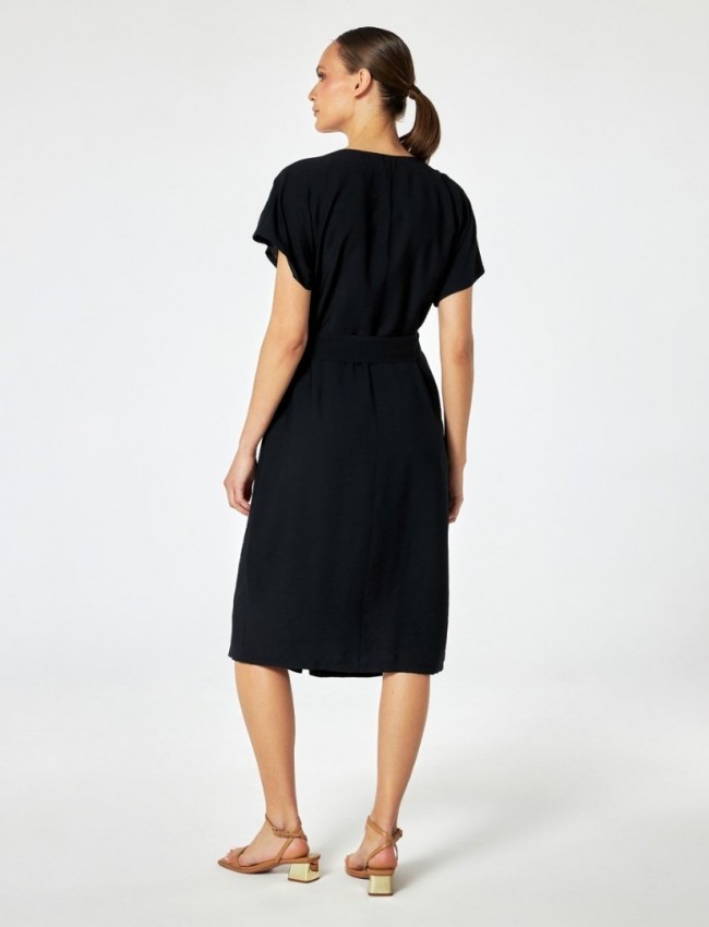 Μαύρο κοντομάνικο shirt look midi φόρεμα με αποσπώμενη υφασμάτινη ζώνη Forel