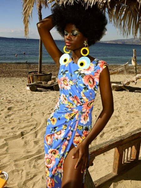 Floral printed γαλάζιο αμάνικο midi φόρεμα με στρογγυλή λαιμόκοψη και σούρες στο μπροστά μέρος Forel by Vassilis Zoulias