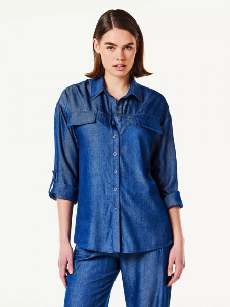Blue jean πουκάμισο με 3/4 μανίκι σε χαλαρή γραμμή, με μπροστινές καπακωτές τσέπες και ίσιο τελείωμα Forel