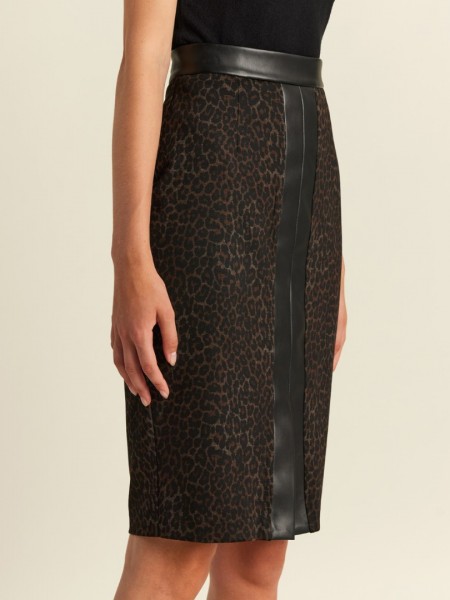 Animal printed μαύρη ψηλόμεση ελαστική midi φούστα, σε ίσια γραμμή, μπροστινό άνοιγμα και faux leather λεπτομέρειες στην ζώνη και μπροστινή κάθετη ρίγα Forel 