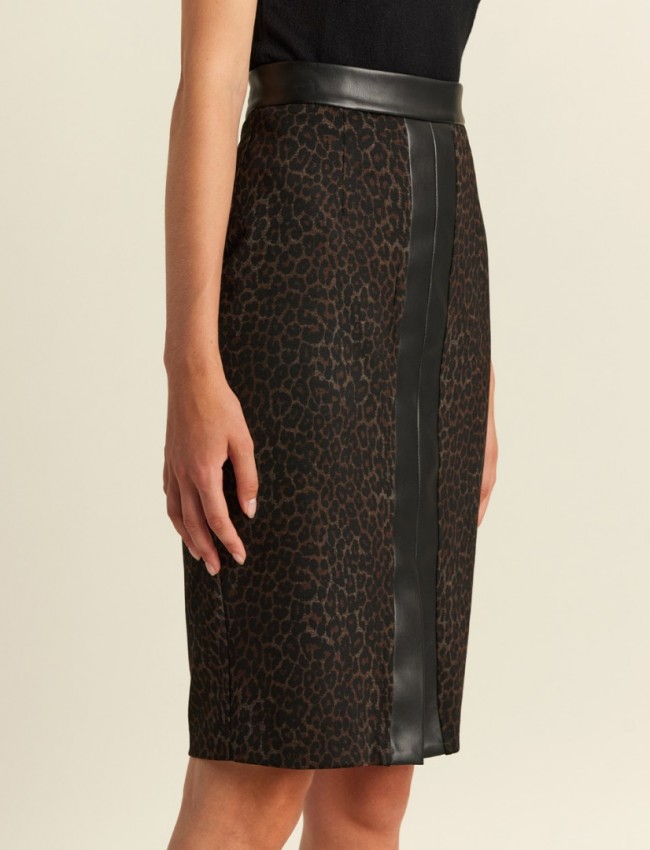 Animal printed μαύρη ψηλόμεση ελαστική midi φούστα, σε ίσια γραμμή, μπροστινό άνοιγμα και faux leather λεπτομέρειες στην ζώνη και μπροστινή κάθετη ρίγα Forel 