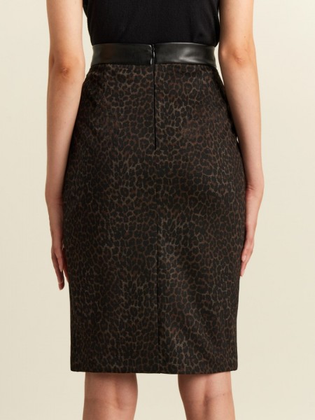 Animal printed μαύρη ψηλόμεση ελαστική midi φούστα, σε ίσια γραμμή, μπροστινό άνοιγμα και faux leather λεπτομέρειες στην ζώνη και μπροστινή κάθετη ρίγα Forel 