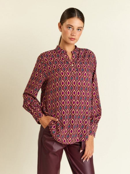 Εμπριμέ φούξια μακρυμάνικη μπλούζα με γεωμετρικό τύπωμα, σε ίσια γραμμή, με μάο γιακά με μικρά κουμπιά ψηλά και κουφόπιετα στην πλάτη Forel