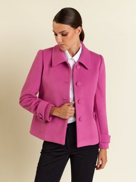 Ροζ παλτοζακέτα σε ίσια γραμμή, με πέτο γιακά, μπροστινές καπακωτές τσέπες και κλείσιμο με επενδεδυμένα κουμπιά μπροστά  και στις μανσέτες Forel  