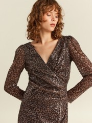 Animal printed κρουαζέ μαύρο μακρυμάνικο παγιετένιο midi φόρεμα σε ίσια γραμμή με σούρες στο πλάι, πιέτες στους ώμους και ημιδιάφανο μανίκια Forel
