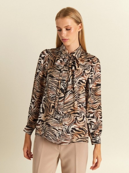 Leopard printed καφέ satin touch μακρύμανικο πουκάμισο σε ίσια γραμμή, με κουφοπιέτα στην πλάτη, μικρές πιέτες στις μανσέτες στα μανίκια και αποσπώμενη ζωνάκι είτε για δέσιμο γραβάτα είτε στην μέση  Forel 