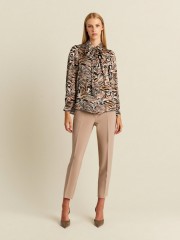 Leopard printed καφέ satin touch μακρύμανικο πουκάμισο σε ίσια γραμμή, με κουφοπιέτα στην πλάτη, μικρές πιέτες στις μανσέτες στα μανίκια και αποσπώμενη ζωνάκι είτε για δέσιμο γραβάτα είτε στην μέση  Forel 
