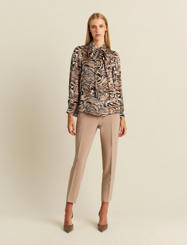 Leopard printed καφέ satin touch μακρύμανικο πουκάμισο σε ίσια γραμμή, με κουφοπιέτα στην πλάτη, μικρές πιέτες στις μανσέτες στα μανίκια και αποσπώμενη ζωνάκι είτε για δέσιμο γραβάτα είτε στην μέση  Forel 