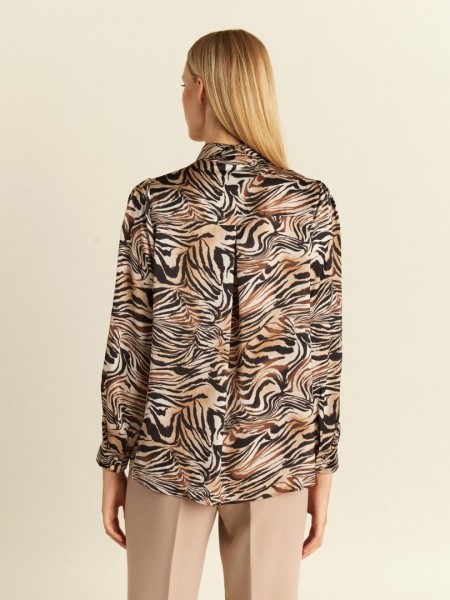 Leopard printed καφέ satin touch μακρύμανικο πουκάμισο σε ίσια γραμμή, με κουφοπιέτα στην πλάτη, μικρές πιέτες στις μανσέτες στα μανίκια και αποσπώμενη ζωνάκι είτε για δέσιμο γραβάτα είτε στην μέση  Forel 