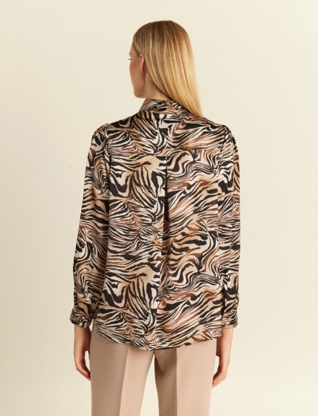 Leopard printed καφέ satin touch μακρύμανικο πουκάμισο σε ίσια γραμμή, με κουφοπιέτα στην πλάτη, μικρές πιέτες στις μανσέτες στα μανίκια και αποσπώμενη ζωνάκι είτε για δέσιμο γραβάτα είτε στην μέση  Forel 