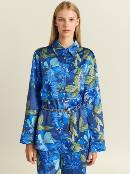 Floral printed μπλε ρουά σατέν μακρυμάνικο πουκάμισο σε μεσάτη γραμμή, με χρυσή αποσπώμενη αλυσίδα στην μέση και καμπάνα μανίκια Forel