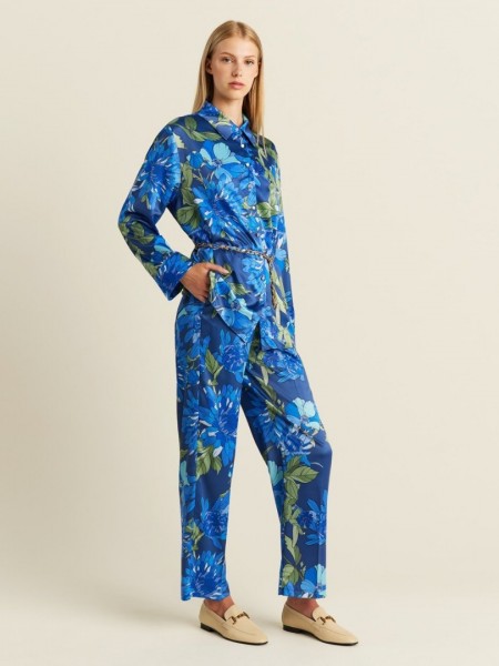 Floral printed μπλε ρουά σατέν μακρυμάνικο πουκάμισο σε μεσάτη γραμμή, με χρυσή αποσπώμενη αλυσίδα στην μέση και καμπάνα μανίκια Forel