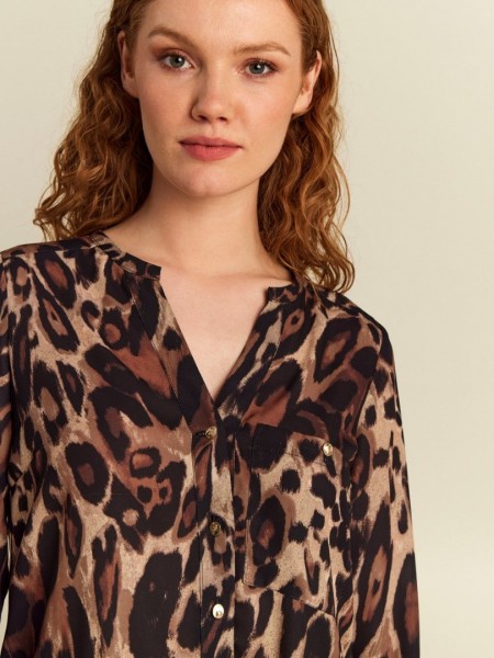 Animal printed μαύρο μακρυμάνικο πουκάμισο σε ίσια γραμμή, με χρυσά κουμπιά, μικρό τσεπάκι μπροστά και κουφοπιέτα στην πλάτη Forel