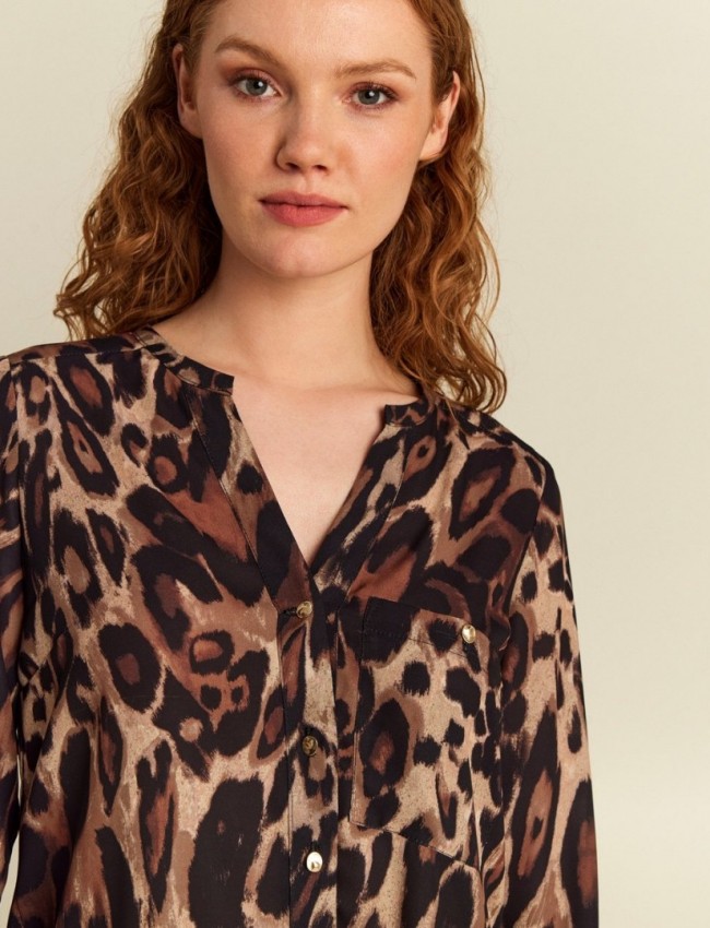 Animal printed μαύρο μακρυμάνικο πουκάμισο σε ίσια γραμμή, με χρυσά κουμπιά, μικρό τσεπάκι μπροστά και κουφοπιέτα στην πλάτη Forel