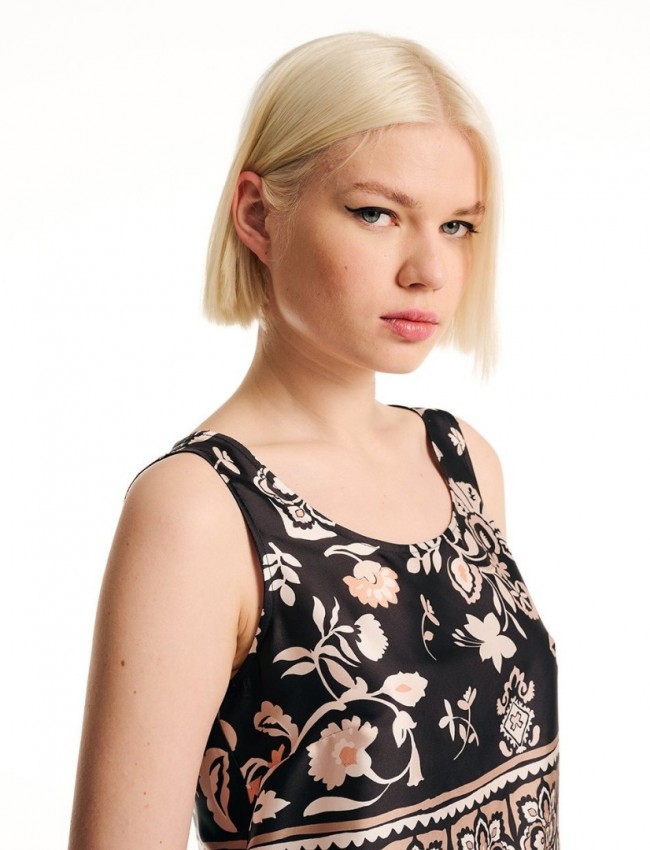 Floral printed μαύρη σατέν αμάνικη μπλούζα σε ίσια  γραμμή, με συνδυασμό print και ανοιχτή λαιμόκοψη Forel