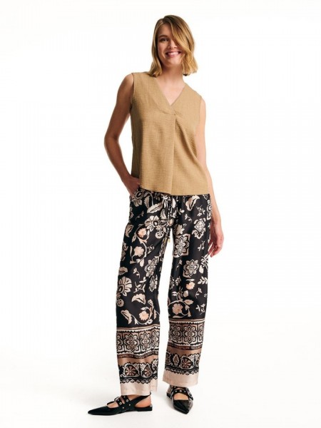 Floral printed μαύρη σατέν παντελόνα  σε χαλαρή  γραμμή, με συνδυασμό print , πλαϊνές τσέπες και λάστιχο με τούνελ στην μέση Forel 
