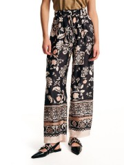 Floral printed μαύρη σατέν παντελόνα  σε χαλαρή  γραμμή, με συνδυασμό print , πλαϊνές τσέπες και λάστιχο με τούνελ στην μέση Forel 