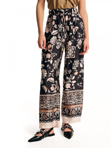 Floral printed μαύρη σατέν παντελόνα  σε χαλαρή  γραμμή, με συνδυασμό print , πλαϊνές τσέπες και λάστιχο με τούνελ στην μέση Forel 