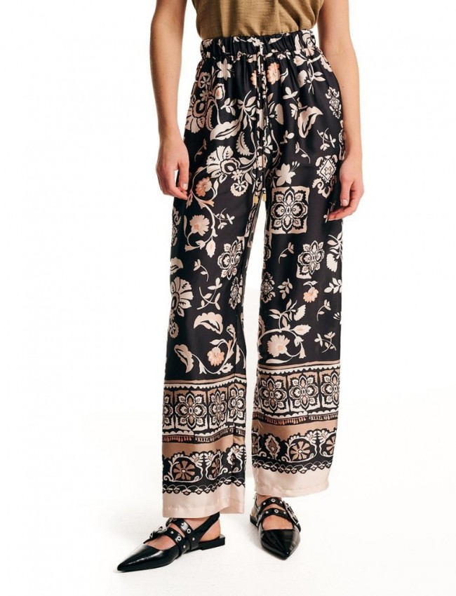 Floral printed μαύρη σατέν παντελόνα  σε χαλαρή  γραμμή, με συνδυασμό print , πλαϊνές τσέπες και λάστιχο με τούνελ στην μέση Forel 