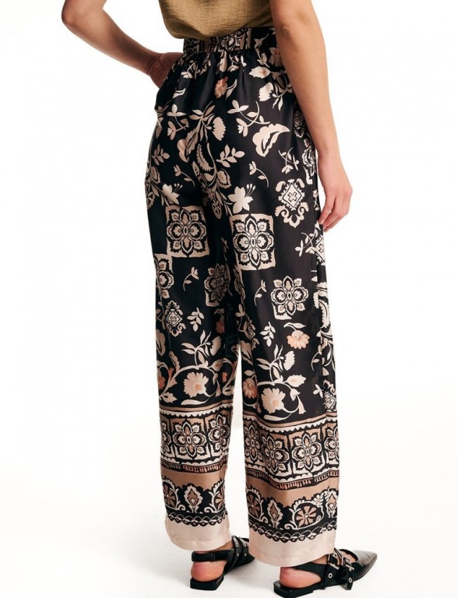 Floral printed μαύρη σατέν παντελόνα  σε χαλαρή  γραμμή, με συνδυασμό print , πλαϊνές τσέπες και λάστιχο με τούνελ στην μέση Forel 