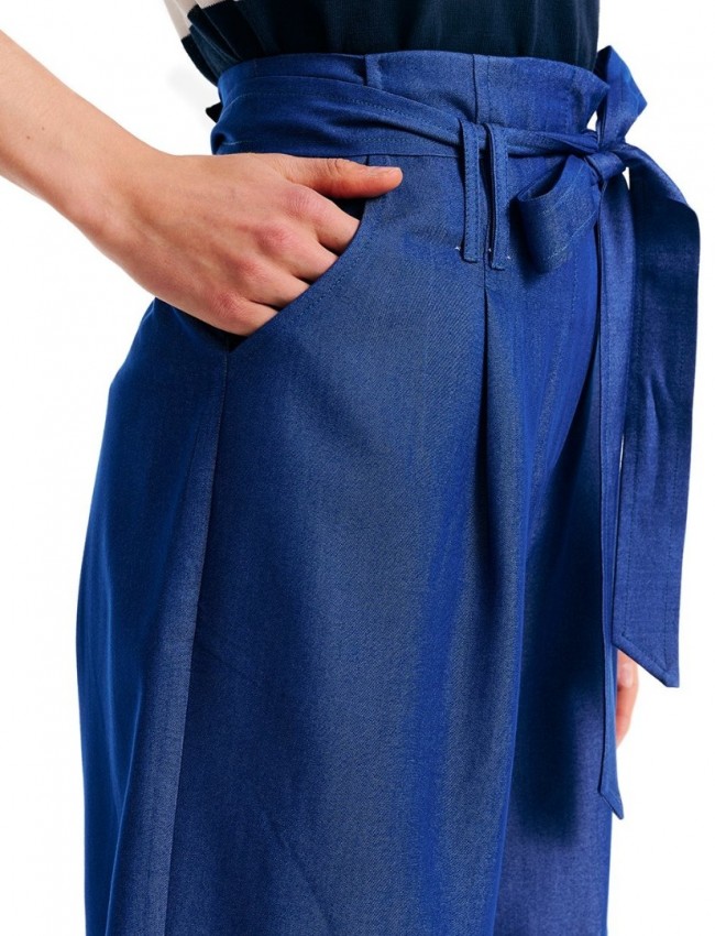 Blue Jean tencel ψηλόμεση βερμούδα με πιέτες ψηλά, πλαϊνές τσέπες, ρεβέρ στο τελείωμα και αποσπώμενη ζώνη Forel 
