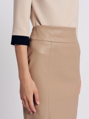 Μπεζ faux-leather ψηλόμεση midi φούστα σε ίσια γραμμή, με διακοσμητικές ραφές και κουφόπιετα πίσω Forel 