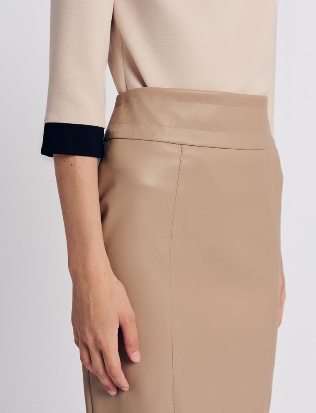 Μπεζ faux-leather ψηλόμεση midi φούστα σε ίσια γραμμή, με διακοσμητικές ραφές και κουφόπιετα πίσω Forel 