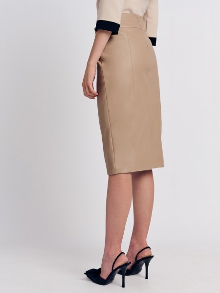 Μπεζ faux-leather ψηλόμεση midi φούστα σε ίσια γραμμή, με διακοσμητικές ραφές και κουφόπιετα πίσω Forel 