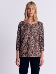 Animal printed μπεζ μακρυμάνικη μπλούζα, σε ίσια γραμμή, με κλειστή στρογγυλή λαιμόκοψη, με διακοσμητική τρέσα με στρας στα μανίκια  και μικρά πλαϊνά ανοίγματα Forel 