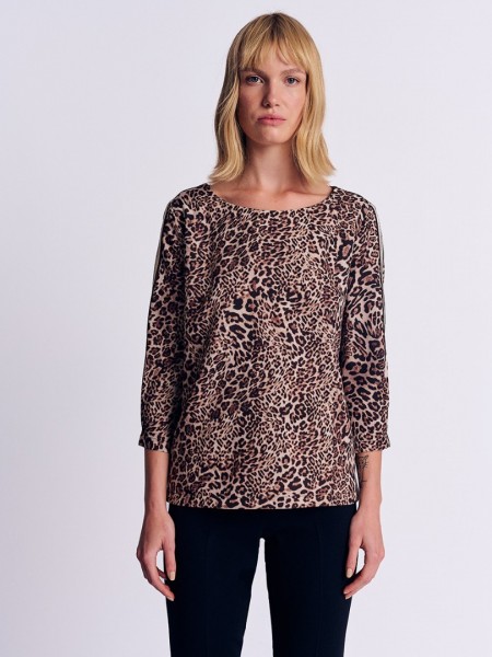 Animal printed μπεζ μακρυμάνικη μπλούζα, σε ίσια γραμμή, με κλειστή στρογγυλή λαιμόκοψη, με διακοσμητική τρέσα με στρας στα μανίκια  και μικρά πλαϊνά ανοίγματα Forel 