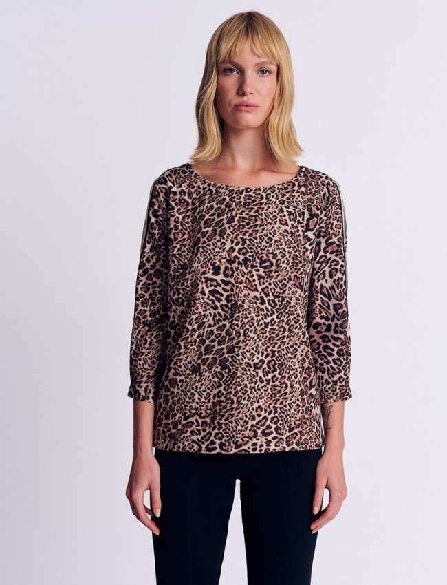Animal printed μπεζ μακρυμάνικη μπλούζα, σε ίσια γραμμή, με κλειστή στρογγυλή λαιμόκοψη, με διακοσμητική τρέσα με στρας στα μανίκια  και μικρά πλαϊνά ανοίγματα Forel 