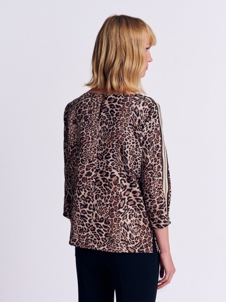 Animal printed μπεζ μακρυμάνικη μπλούζα, σε ίσια γραμμή, με κλειστή στρογγυλή λαιμόκοψη, με διακοσμητική τρέσα με στρας στα μανίκια  και μικρά πλαϊνά ανοίγματα Forel 