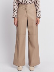 Βανίλια ψηλόμεση faux-leather παντελόνα, σε ίσια γραμμή, τσέπες με πατιλέτες πίσω, πλαϊνές κοφτές τσέπες μπροστά και κλείσιμο με δυο επενδυμένα κουμπιά και κρυφό φερμουάρ μπροστά Forel